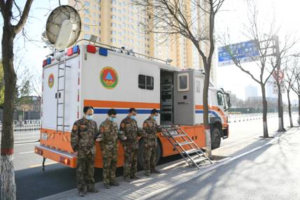 山西省人防辦信息保障中心值守人員肅立默哀，向英雄致敬、愿逝者安息